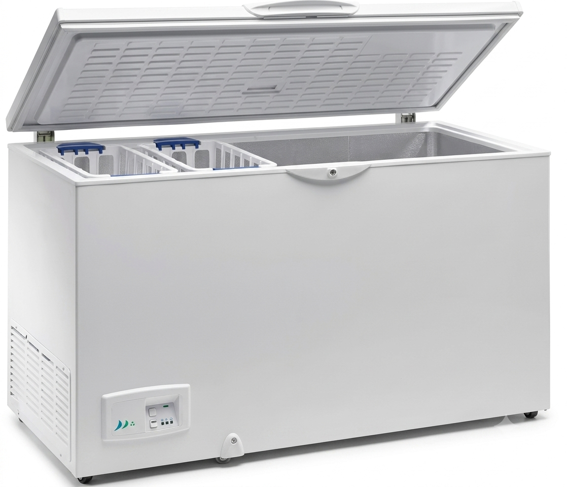 Arcón congelador horizontal Casfri, modelo COH-570, en color blanco y con la tapa abierta. El interior muestra dos cestas de alambre colgantes con detalles en azul y un amplio espacio de almacenamiento. En la esquina inferior izquierda del exterior se aprecia el panel de control analógico con indicadores luminosos.