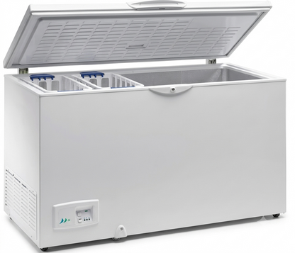 Arcón congelador horizontal Casfri, modelo COH-570, en color blanco y con la tapa abierta. El interior muestra dos cestas de alambre colgantes con detalles en azul y un amplio espacio de almacenamiento. En la esquina inferior izquierda del exterior se aprecia el panel de control analógico con indicadores luminosos.