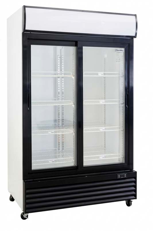 Armario expositor refrigerado comercial Pro-Chill con dos puertas correderas de cristal, marquesina superior blanca y chasis en color blanco y negro con ruedas.