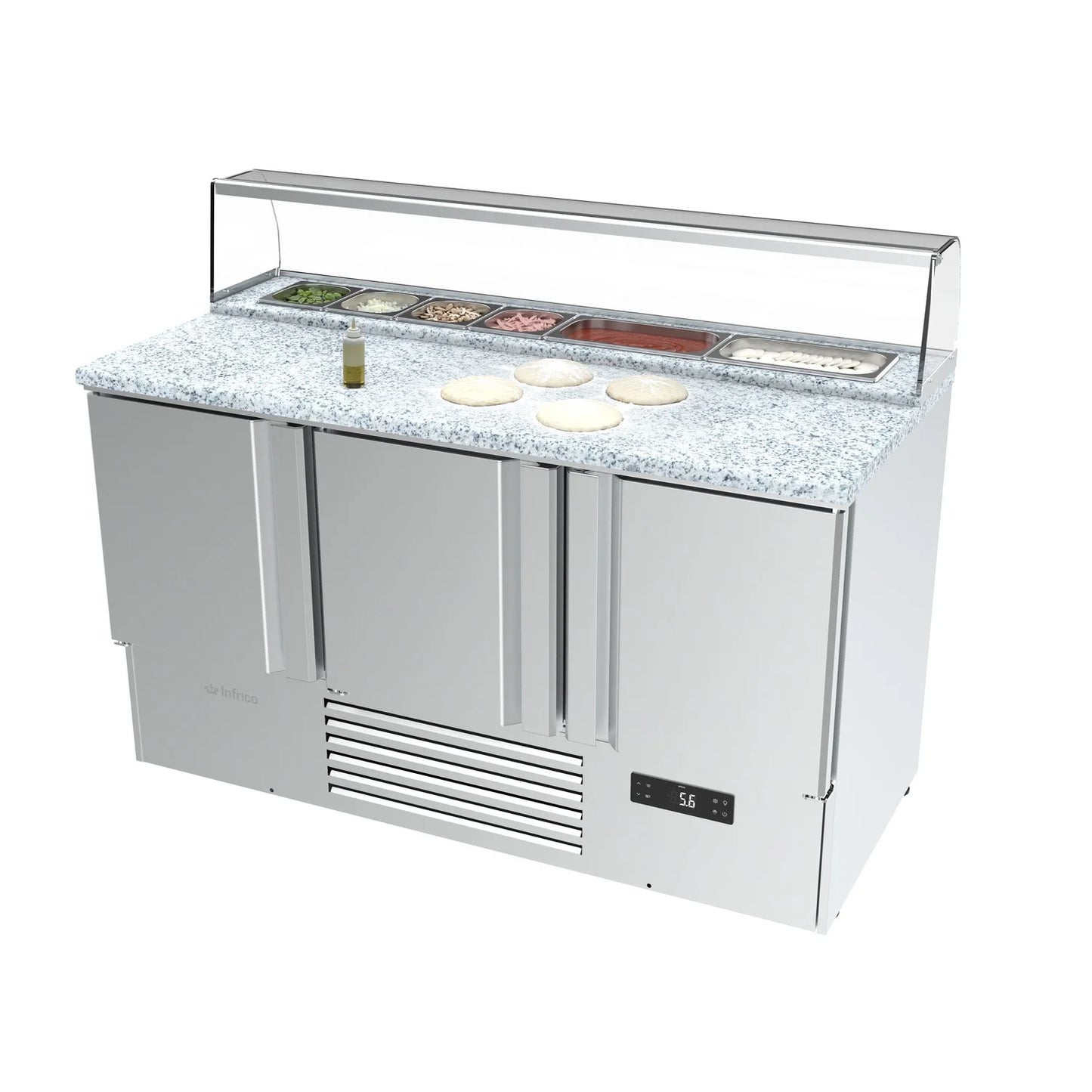 Mesa pizzera refrigerada de tres puertas Infrico con encimera de granito, vitrina de ingredientes superior con protección de cristal y masa de pizza en preparación.