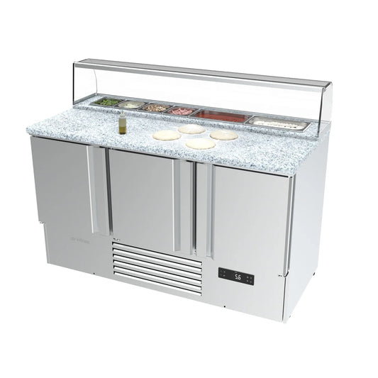 Mesa pizzera refrigerada de tres puertas Infrico con encimera de granito, vitrina de ingredientes superior con protección de cristal y masa de pizza en preparación.