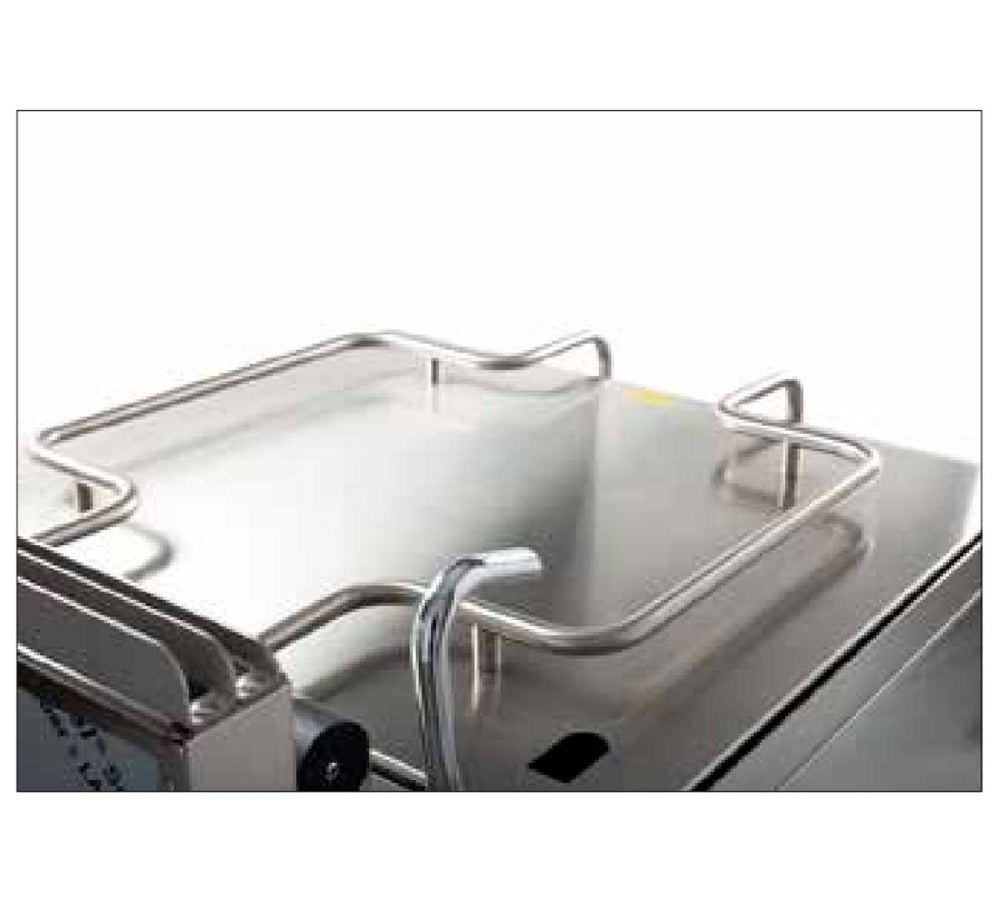 Sartén basculante a gas SBG80L900E de 80 litros de capacidad, ideal para cocinas industriales, restaurantes y colectividades. Fabricada en acero inoxidable con cubeta de hierro fundido, perfecta para freír, saltear y estofar grandes volúmenes de alimentos con calor uniforme y control preciso.